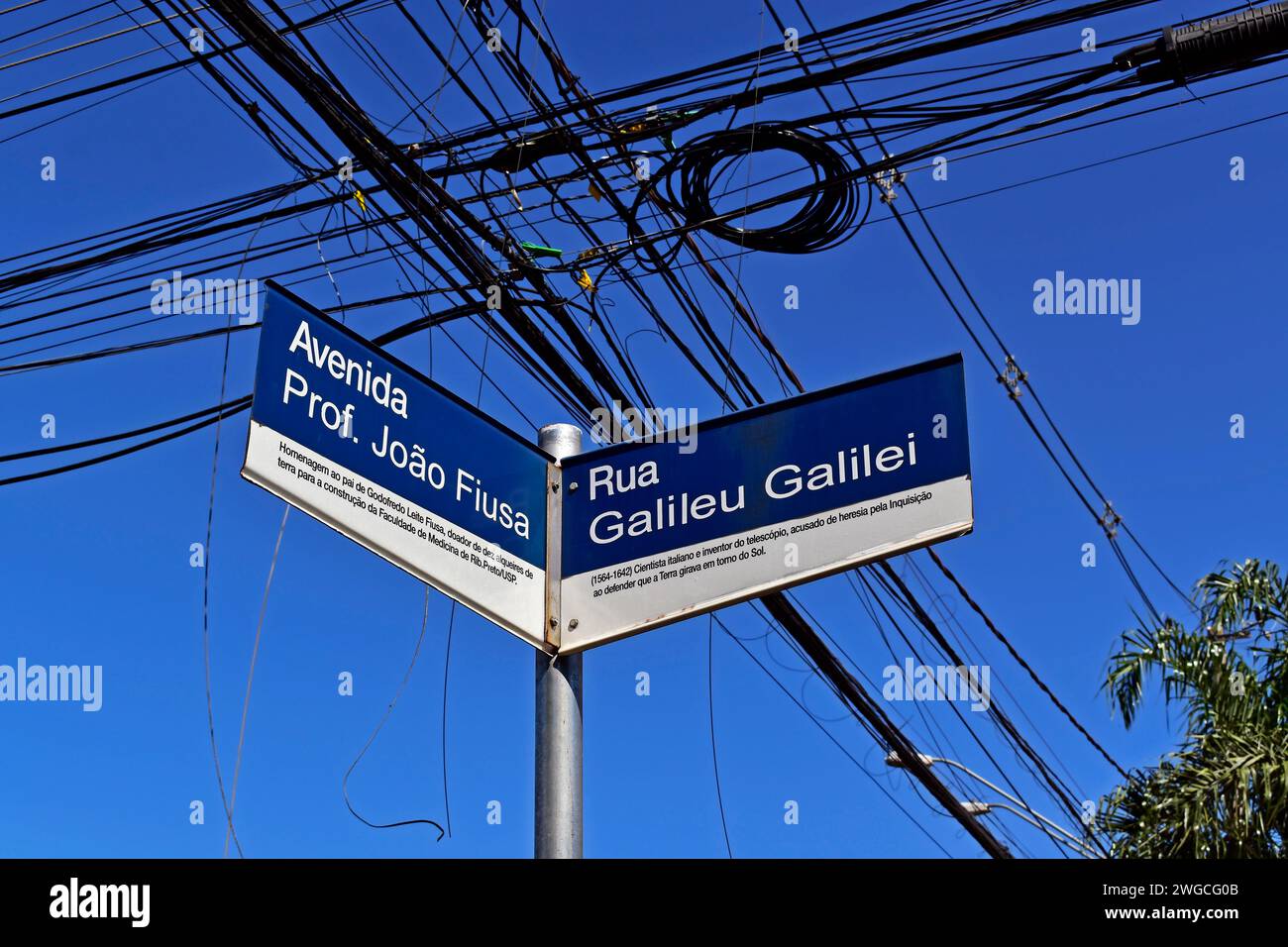 RIBEIRAO PRETO, SAO PAULO, BRASILIEN - 28. Dezember 2023: Straßenschilder und elektrische Leitungen Stockfoto