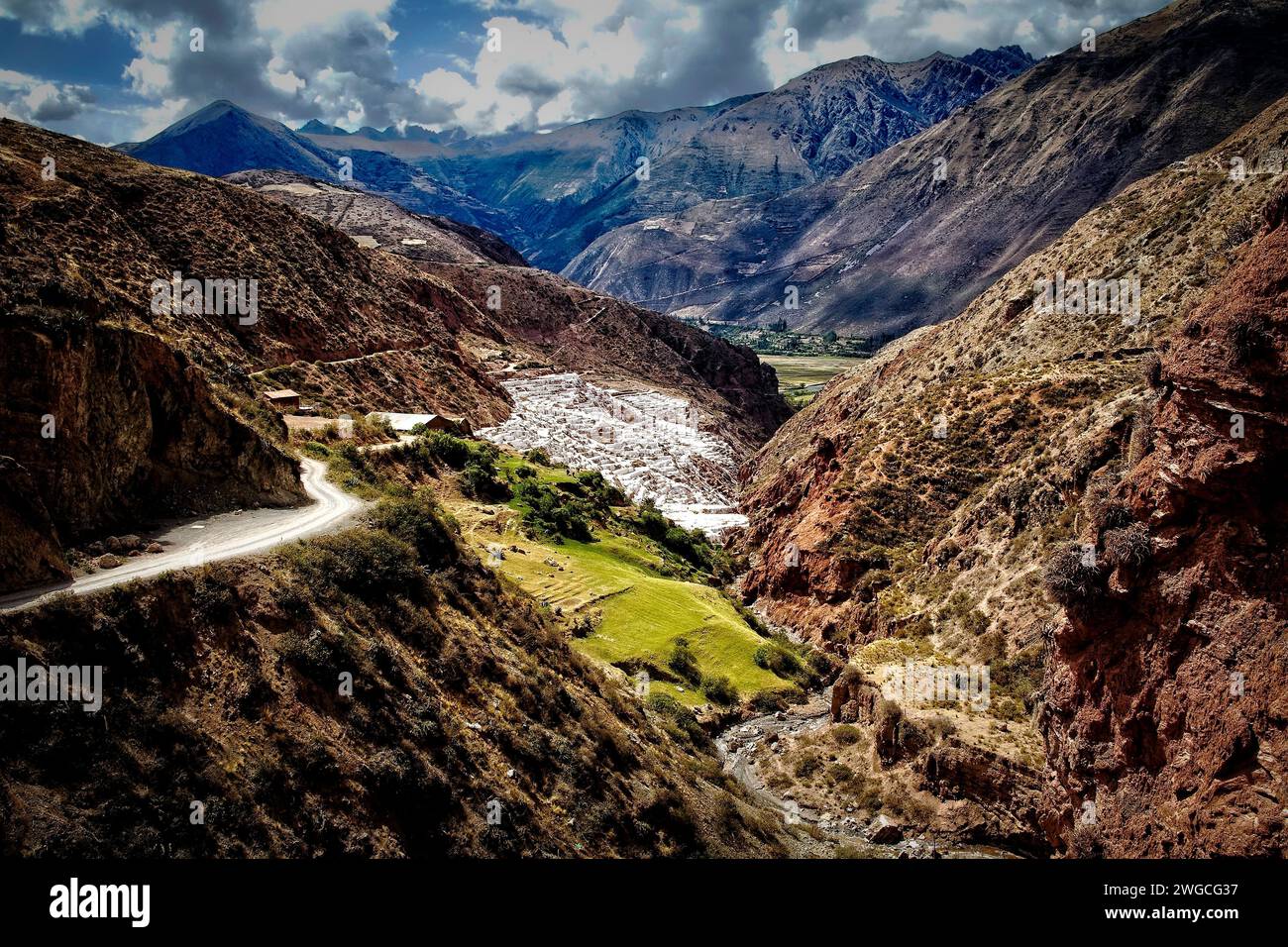 Die Salinen bei Salineras de Maras im Tal der Inkas in den Anden Perus. Stockfoto