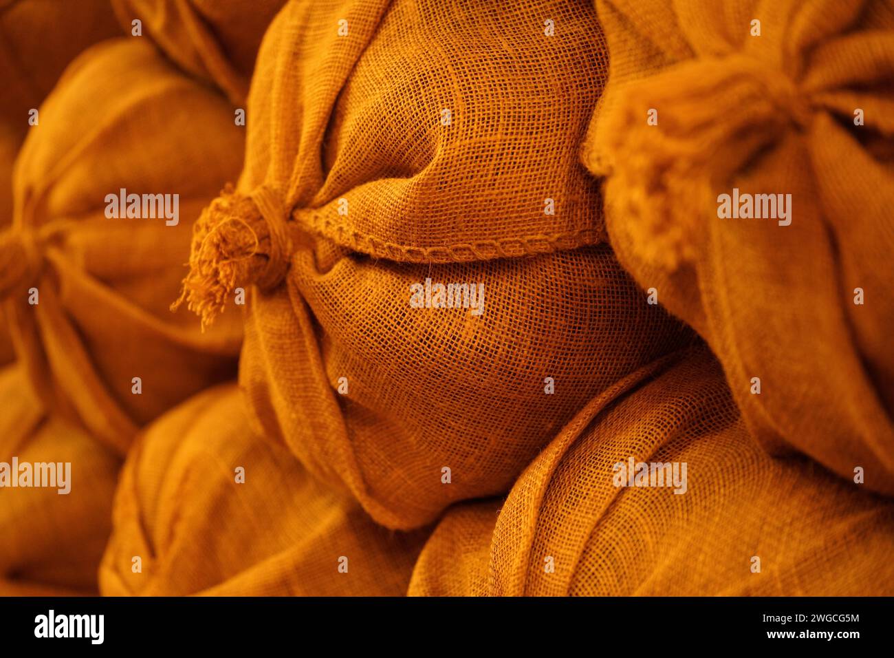 Mehrere Taschen und Säcke in passender Farbe mit sicheren Kabelbindern Stockfoto
