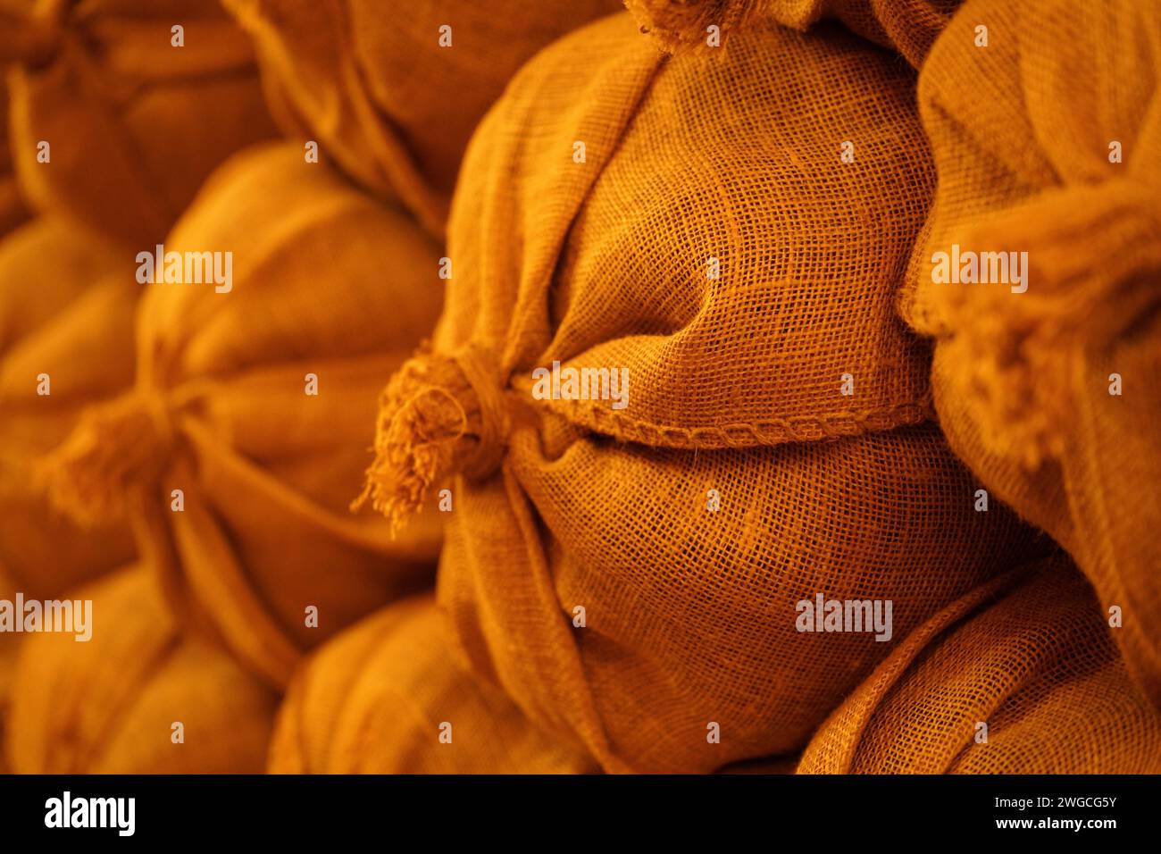 Mehrere Taschen und Säcke in passender Farbe mit sicheren Kabelbindern, Stockfoto