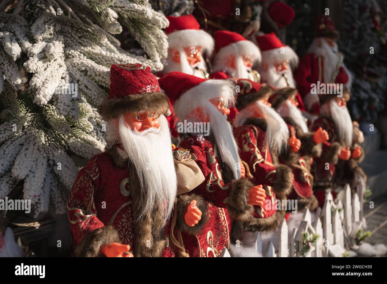 Reihe der älteren weihnachtsmann-Figur mit weißem Bart, die zum weihnachtsfest steht Stockfoto