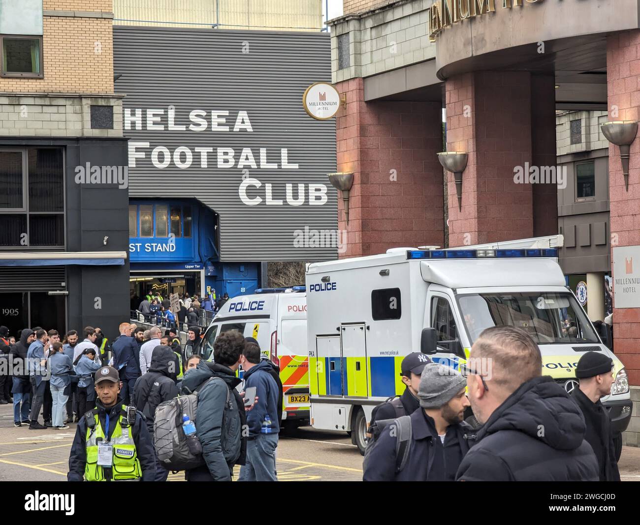 London, Großbritannien. Februar 2024. Ein Sicherheitsalarm vor dem Stamford Bridge Stadium droht den Start des Spiels Chelsea gegen Wolves zu verzögern. Quelle: Brian Minkoff/Alamy Live News Stockfoto