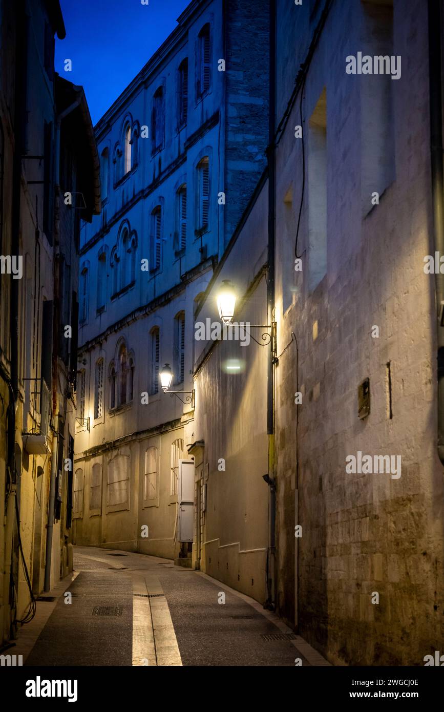 Straße bei Nacht in der Altstadt von Montpellier, Südfrankreich Stockfoto