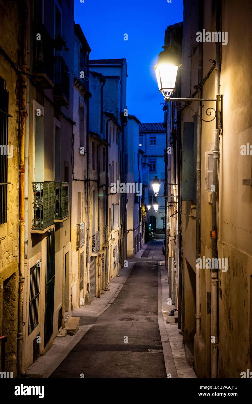 Straße bei Nacht in der Altstadt von Montpellier, Südfrankreich Stockfoto