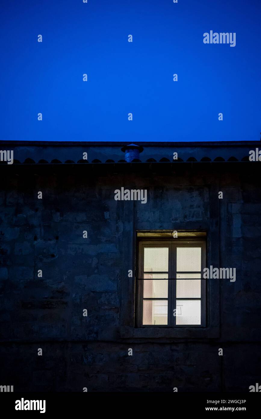 Fenster beleuchtet in einem Haus in einer Straße in Montpellier, Frankreich Stockfoto