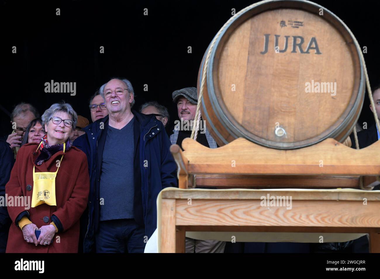 Frankreich. Februar 2024. © PHOTOPQR/LE PROGRES/Philippe TRIAS - 03/02/2024 - Percée du vin jaune, Arbois, 3 février 2024. - 26 édition de la Percée du vin jaune. 20000 Amateure de vin jaune ont arpentés les rues d'arbois pour déguster le fameux nectar. Maxime Le Forestier, Parrain de cette édition a libéré le tonneau de Son vin si attendu. Durchbruch des gelben Weins in Arbois (Jura), Frankreich, am 3. Februar 2024 *** örtlicher Titel *** Credit: MAXPPP/Alamy Live News Stockfoto