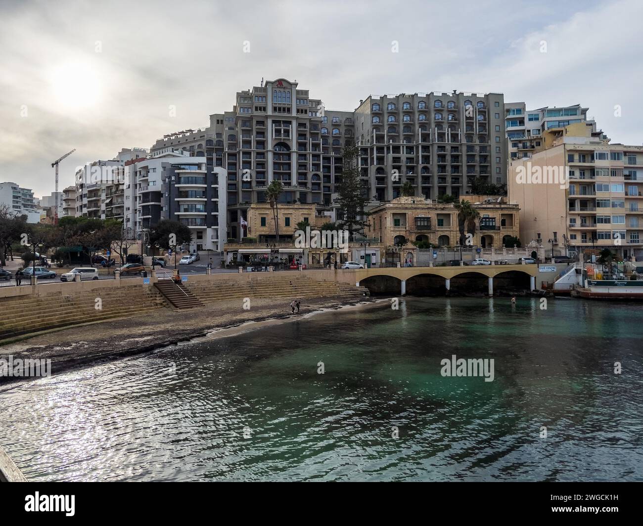 San Giljan (Saint Julian's), Malta - 25. Dezember 2021: Der Strand am Balluta Bay Beach mit Blick auf das Marriott Hotel. Stockfoto