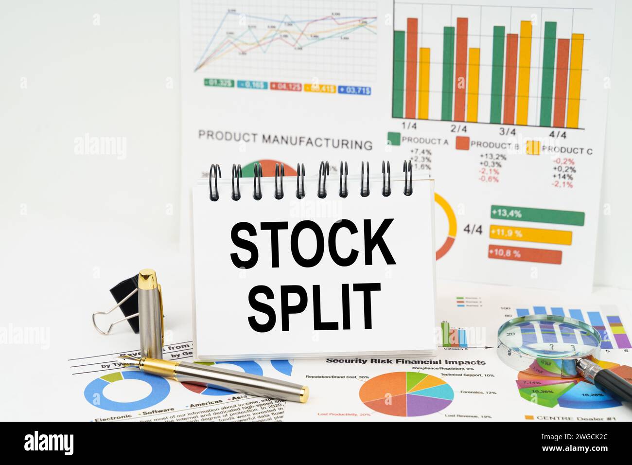 Geschäftskonzept. Auf der Tabelle befinden sich Berichte mit Diagrammen und ein Notizblock mit der Aufschrift - Stock Split Stockfoto