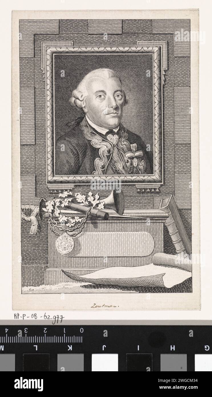 Porträt von Johan Arnold Zoutman, Reinier Vinkeles (I), nach Pieter Frederik de la Croix, 1786–1809 Druck Porträt von Johan Arnold Zoutman, Vizeadmiral von Holland und Westfriesland. Unter dem Porträt Golden Ereven, eine Gedenktafel, eine Trompete, eine Kommandosta, ein Buch, ein Buch, eine Seekarte. Amsterdamer Papierätzung / Gravur Horn, Trompete, Kornett, Posaune, Tuba. Medaille, Abzeichen einer Gilde (+ Variante). Hacker- und Schubwaffen: rapier. Marinekarten Stockfoto