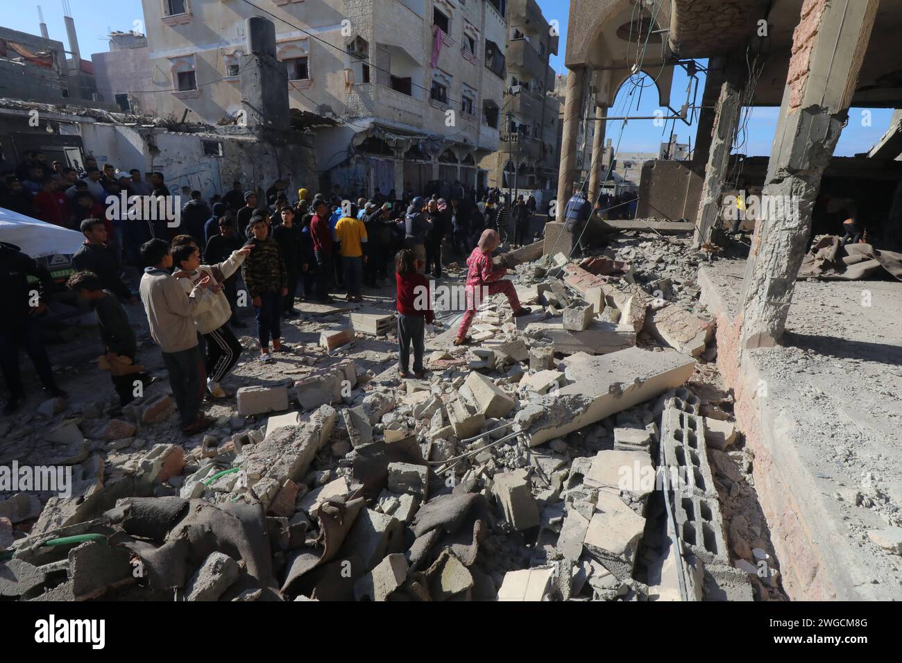 Ein Blick auf die beschädigte Moschee und die umliegenden Strukturen, nachdem die israelische Armee am 4. Februar 2024 einen Angriff auf das Flüchtlingslager Dair al-Balah im Zentrum des Gazastreifens gestartet hatte. Foto: Omar Ashtawy apaimages Dair EL-Balah Gazastreifen Palästinensische Gebiete 040224 Dair El-Balah OSH 2 009 Copyright: XapaimagesxOmarxAshtawyxapaimagesx Stockfoto