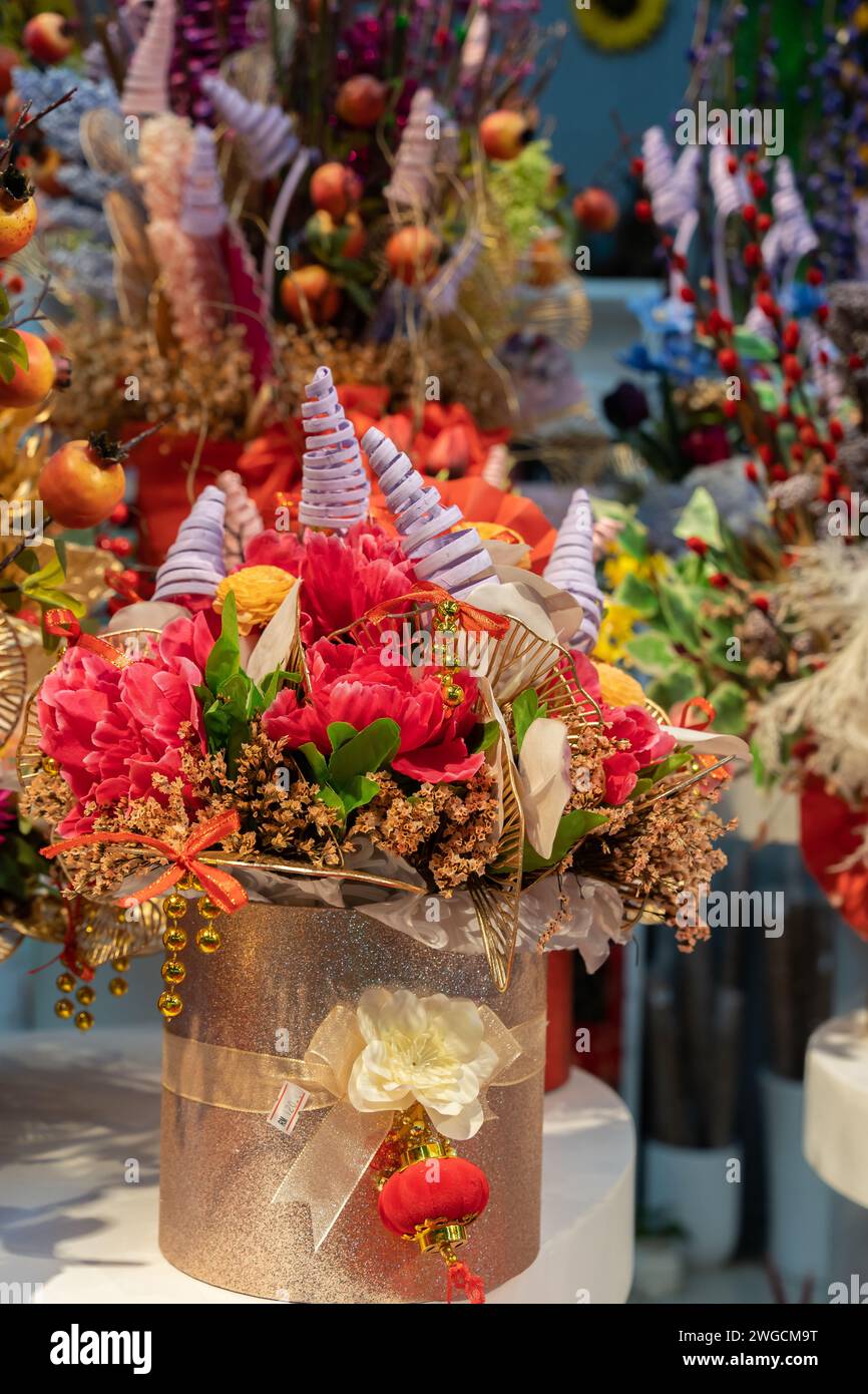 Wunderschöner Blumenladen mit künstlicher Blumendekoration während des chinesischen Neujahrs. Stockfoto