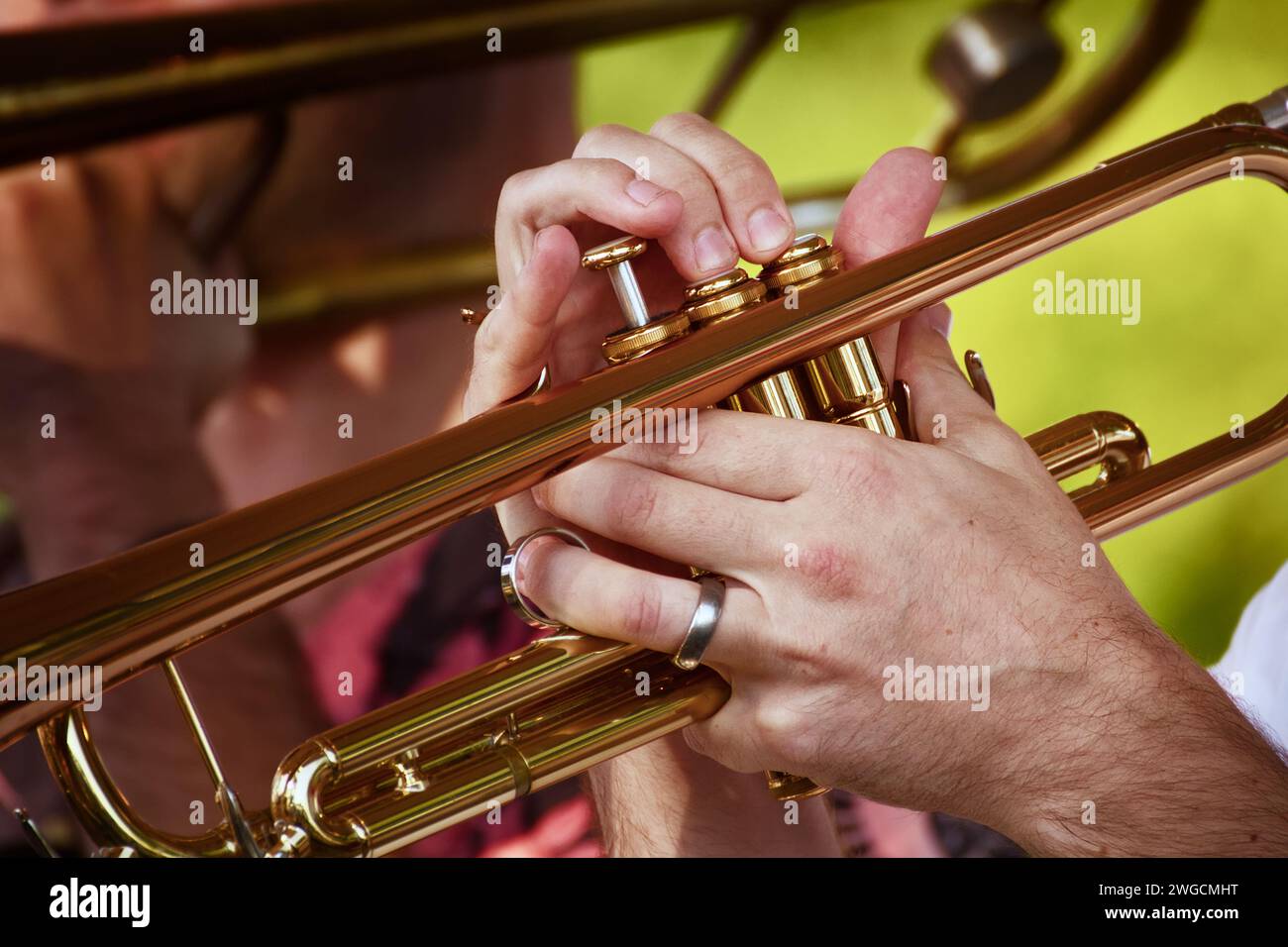Trompetenspieler, Trompeter Drücken der Tasten A-Akkord auf Einer Blechtrompete, Großbritannien Stockfoto