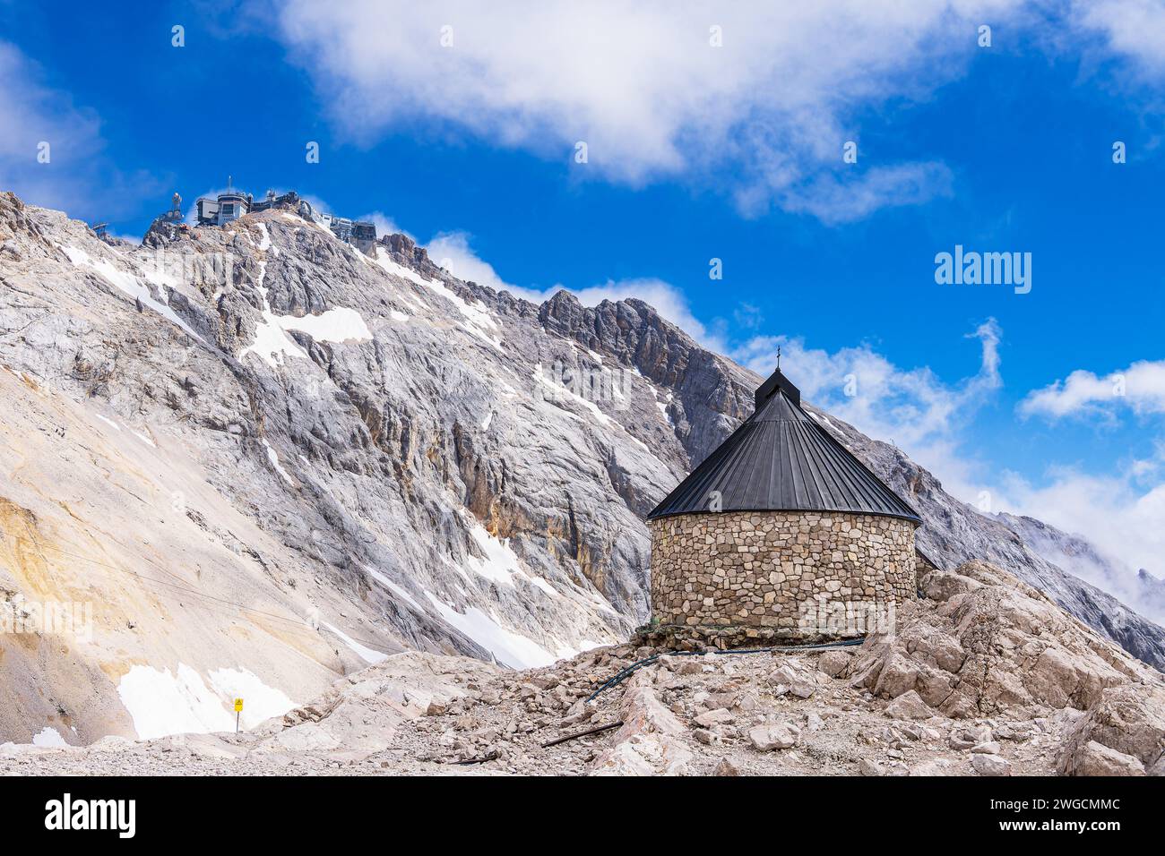 Die Mariä Heimsuchung-Kapelle Auf Dem Zugspitzplatt Bei Garmisch-Partenkirchen In Bayern. Stockfoto