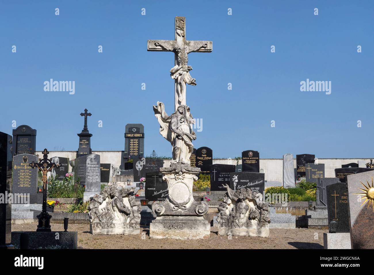 Friedhofskreuz, Frauendorf an der Schmida im Weinviertel NÖ, Österreich Stockfoto