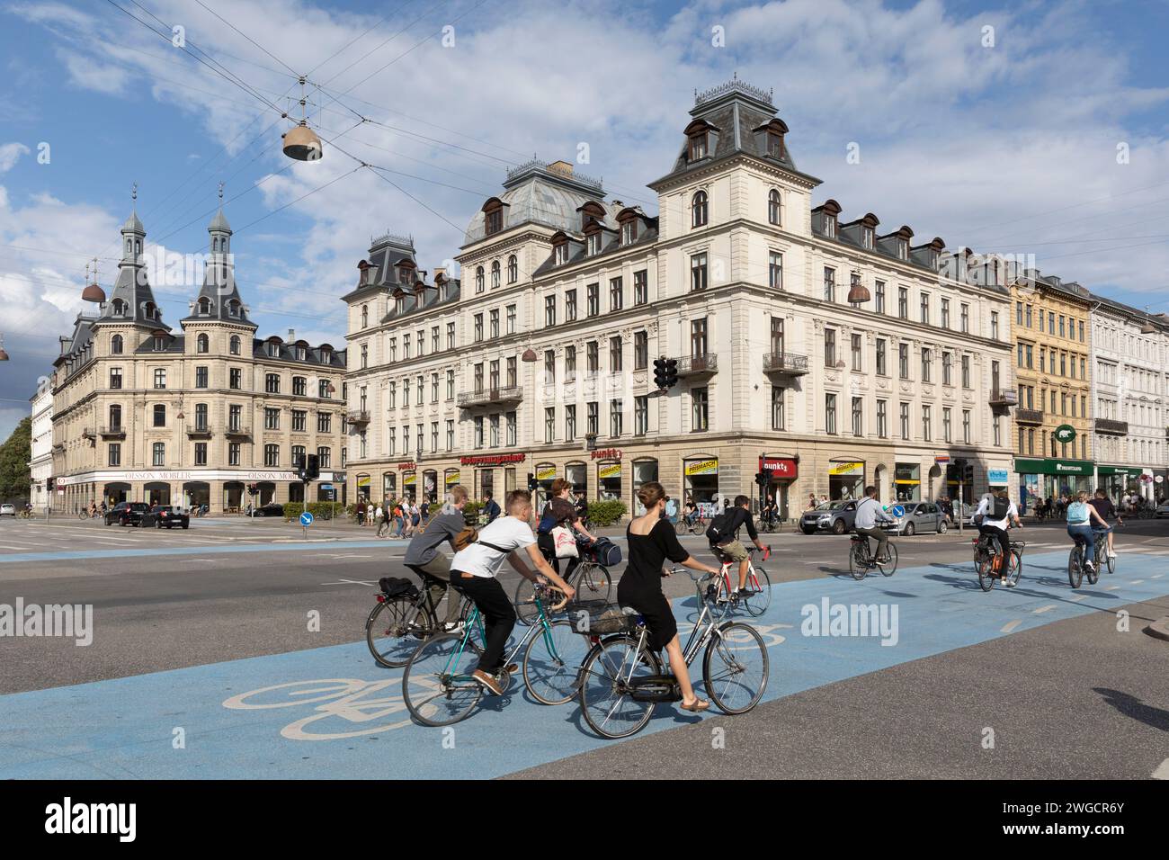 Architektur am Peblinge See in Kopenhagen. Das prächtige Gebäude mit seinen Türmen beherbergt unter anderem die kroatische Botschaft. Stockfoto