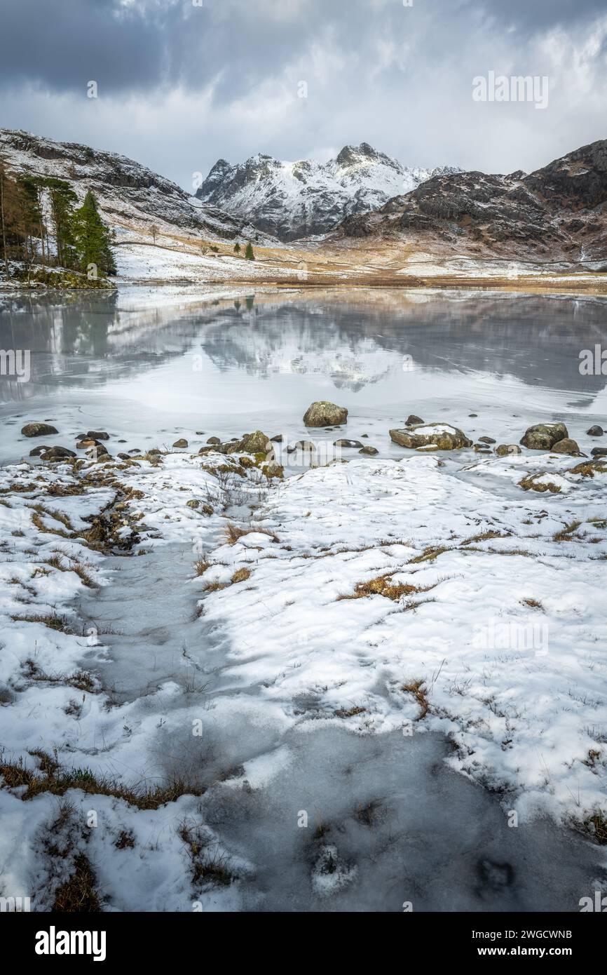Eis- und schneebedeckter Blea Tarn Stockfoto
