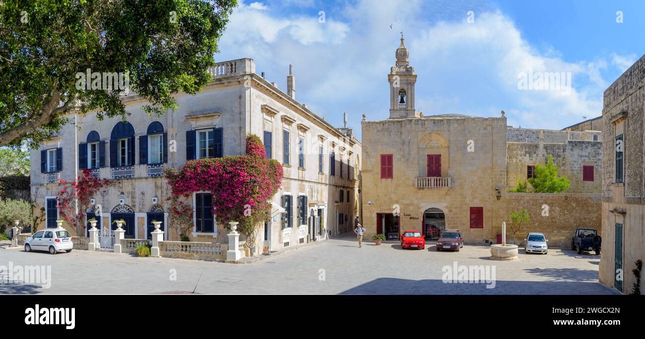 Bastionsplatz, Mdina, Malta - 9. Juni 2016: Beaulieu-Haus und Glockenturm der Kirche der Verkündigung unserer Lieben Frau. Stockfoto
