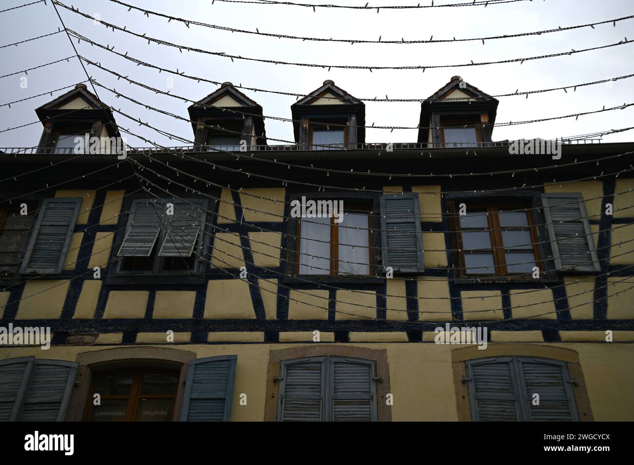 Malerische Außenansicht eines elsässischen Fachwerkhauses in Molsheim, Elsass Frankreich. Stockfoto