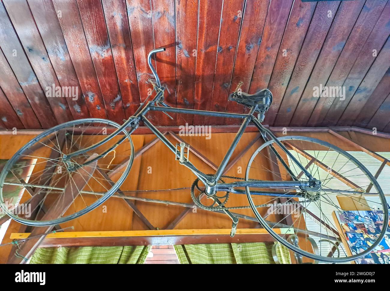 Retro-Stil Bild des neunzehnten Jahrhunderts Fahrrad isoliert hängte die Decke Stockfoto
