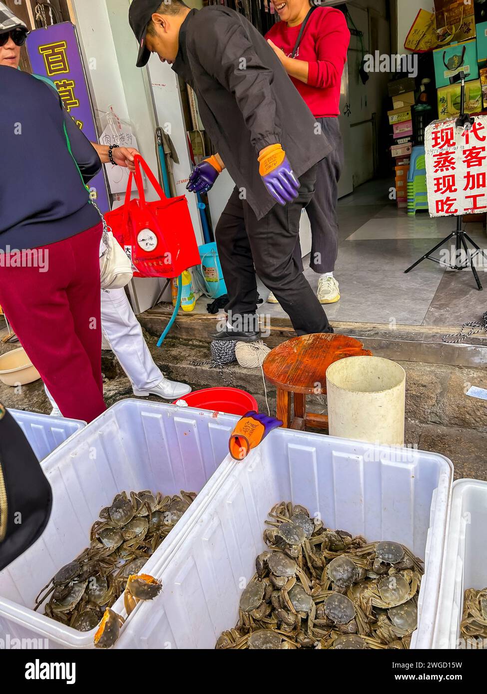 Suzhou, China, Old China, Old Chinese Town Center, Straßenszenen, lokaler Anbieter, Frau, die Live-Krabben verkauft Stockfoto