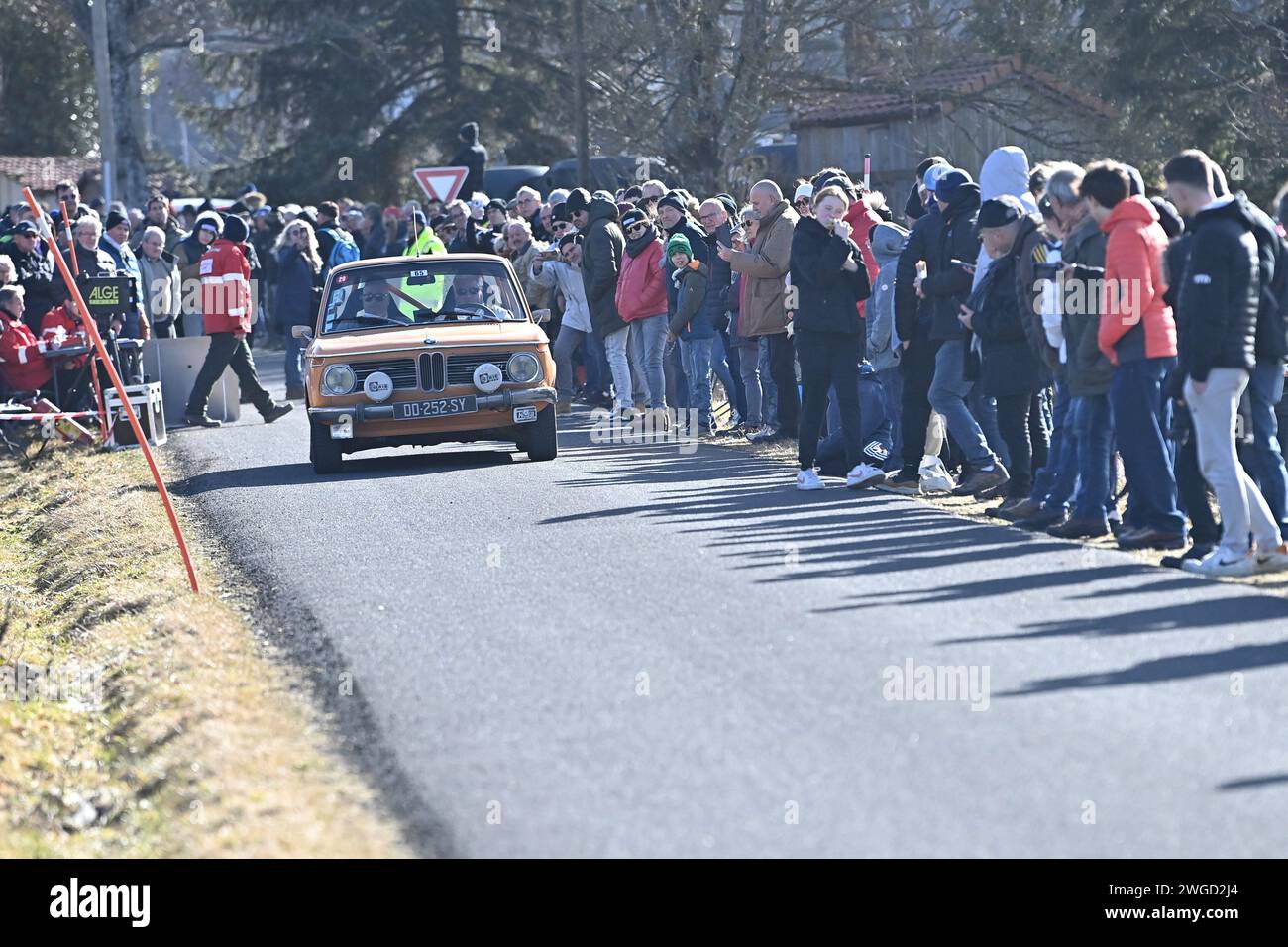 Saint Bonnet Le Froid, Frankreich. Februar 2024. © PHOTOPQR/LE PROGRES/Rémy PERRIN - Saint-Bonnet-le-Froid 04/02/2024 - Rallye Monte-Carlo Historique 2024 -26e Rallye Monte-Carlo Historique Deuxième journée de Course entre Ardèche et Haute-Loire avec la Classique de Saint-Bonnet-le-Froid (27,193 km). Ambiance Couse COMBIER Laurent BMW 2002 Ti 1969 Rallye Monte-Carlo Historique 2024 in Saint-Bonnet-le-Froid, Frankreich, am 4. Februar 2024. *** Lokaler Titel *** Credit: MAXPPP/Alamy Live News Stockfoto