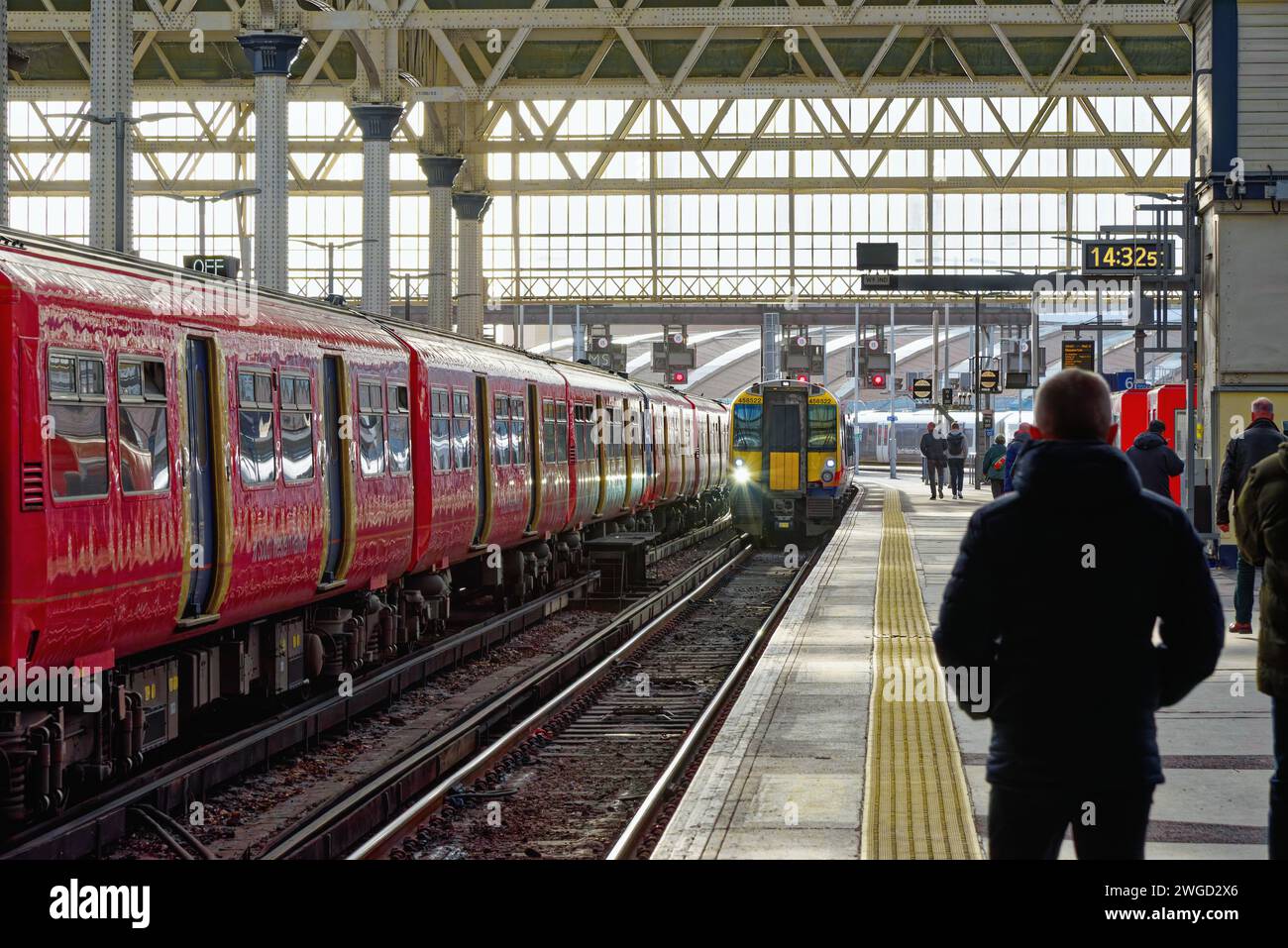 Ein SWR-S-Personenzug, der am Bahnhof Waterloo in Central London ankommt, England Großbritannien Stockfoto