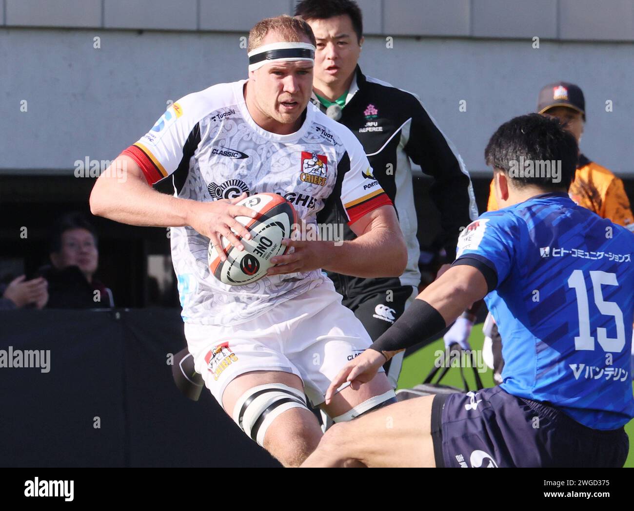 Kumagata, Japan. Februar 2024. Der neuseeländische Gallagher Chiefs-Flanker Kaylum Boshier trägt den Ball während des Cross Border Rugby-Spiels gegen Saitama Panasonic Wild Knights im Kumagaya Rugby-Stadion in Kumagaya, Tokio, am Sonntag, den 4. Februar 2024. Wild Knights besiegte Gallagher Chiefs 38-14. (Foto: Yoshio Tsunoda/AFLO) Stockfoto