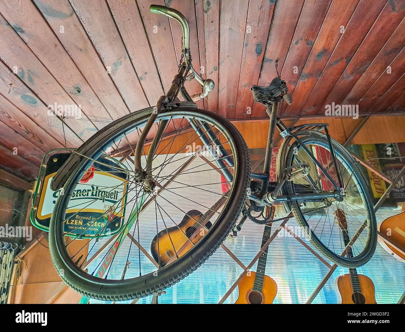 Retro-Stil Bild des neunzehnten Jahrhunderts Fahrrad isoliert hängte die Decke Stockfoto