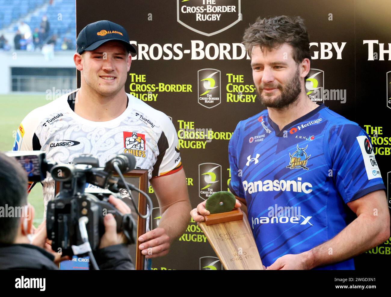 Kumagata, Japan. Februar 2024. Saitama Panasonic Wild Knights schließen Lachlan Boshier (R) mit seinem jüngeren Bruder Kaylum Boshier (L) von den neuseeländischen Gallagher Chiefs nach dem Cross Border Rugby Spiel im Kumagaya Rugby Stadion in Kumagaya, Tokio am Sonntag, 4. Februar 2024. Wild Knights besiegte Gallagher Chiefs 38-14. (Foto: Yoshio Tsunoda/AFLO) Stockfoto