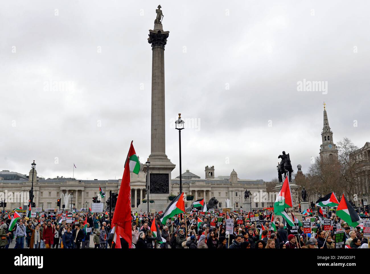 Lord Nelson schaut auf propalästinensische Demonstranten, die während des National Marsch for Palestine in Central London am Trafalgar Square vorbeimarschieren. S Stockfoto