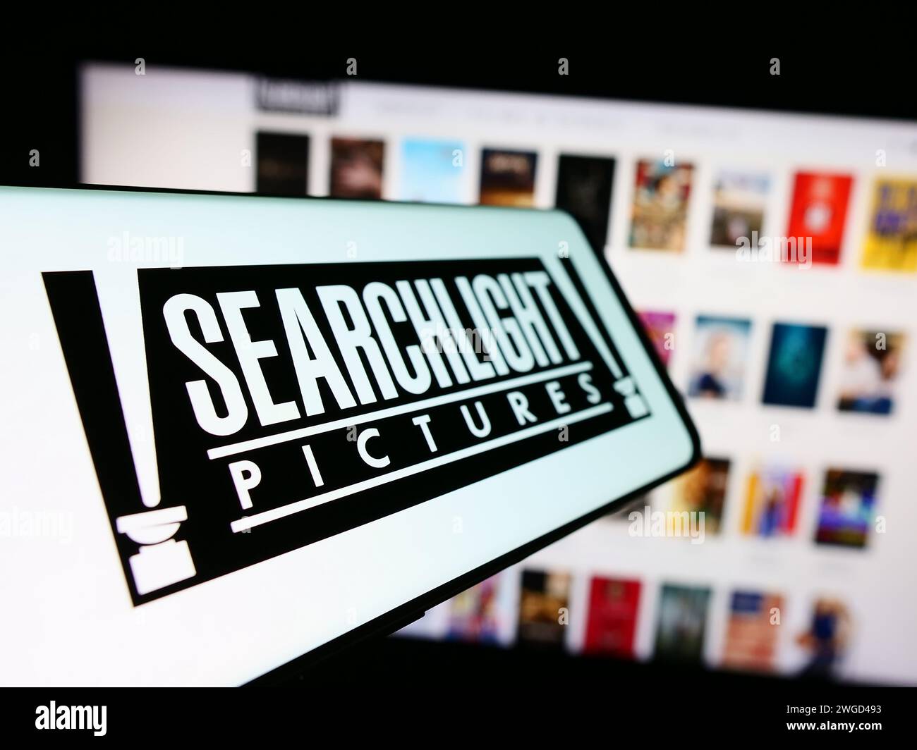 Handy mit Logo der amerikanischen Filmproduktionsfirma Searchlight Bilder vor der Business-Website. Fokus auf der linken Seite des Telefondisplays. Stockfoto