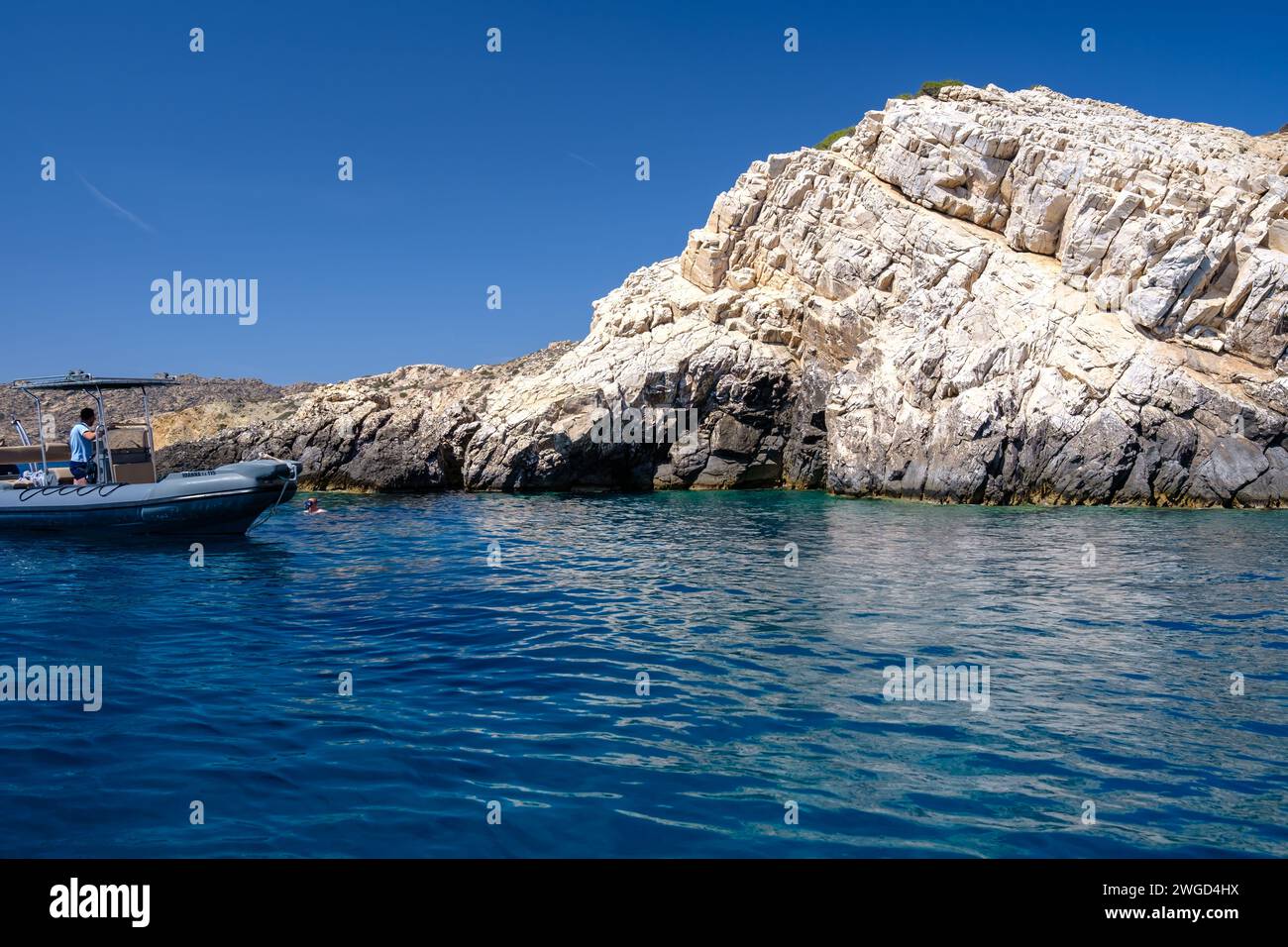 IOS, Griechenland - 15. September 2023 : Blick auf ein touristisches Ausflugsboot neben den atemberaubenden Neverbay Cliffs, ein verstecktes Juwel zum Schnorcheln in iOS Griechenland Stockfoto