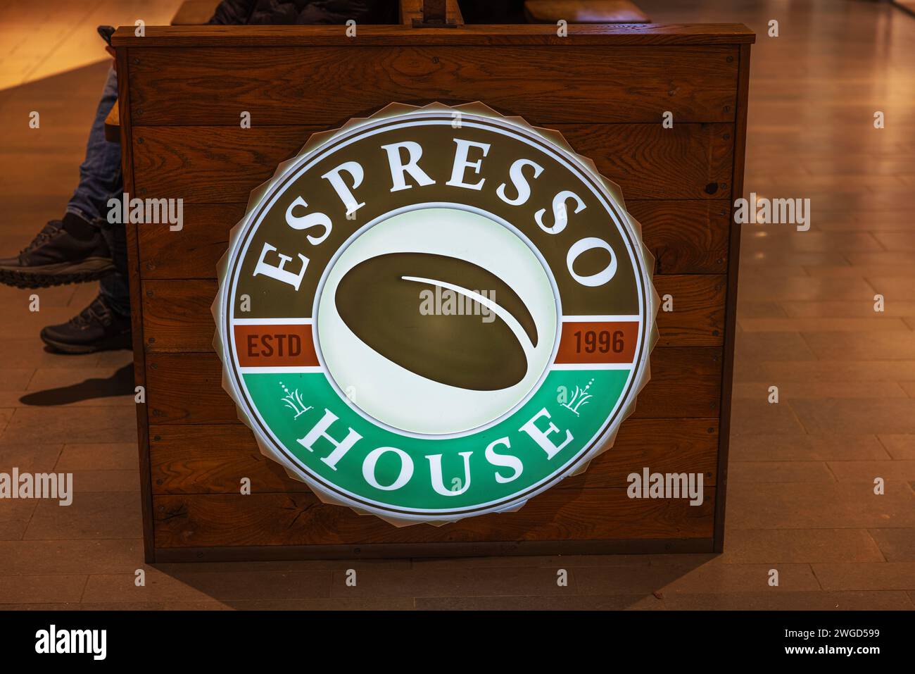 Nahaufnahme der Werbeanzeige mit dem Espresso House-Symbol im Einkaufszentrum. Schweden. Stockfoto