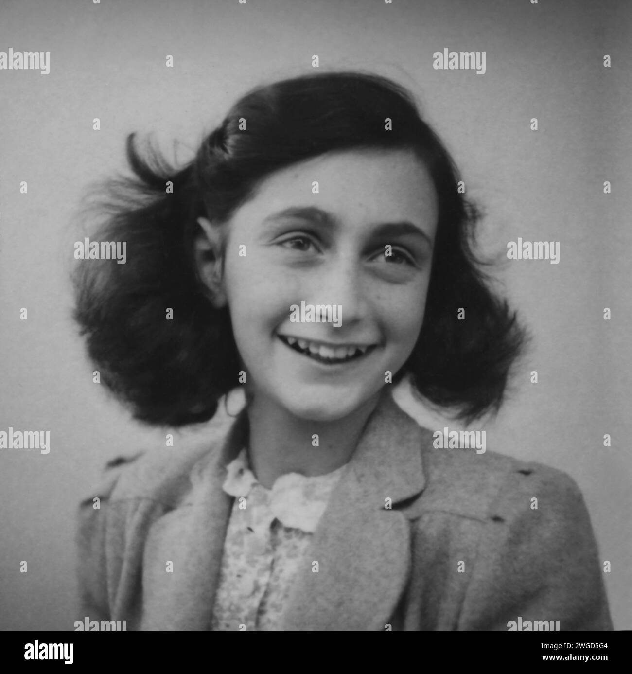 Passfoto von Anne Frank aus einem Fotoalbum im Alter von 13 Jahren, aufgenommen im Mai 1942 bei Polyfoto in Amsterdam. Material: Fotopapier. Stockfoto
