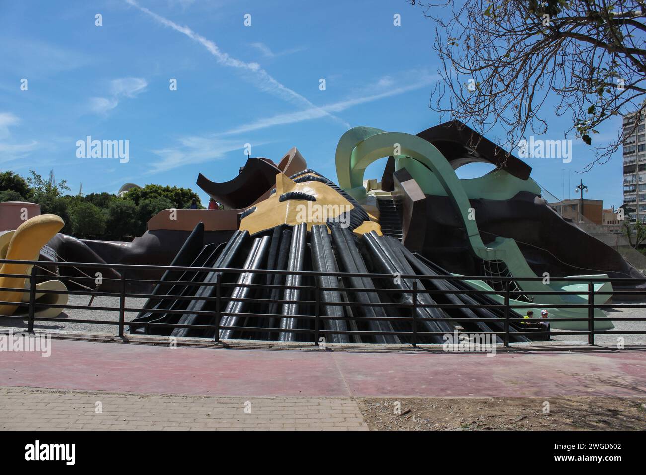 Valencia, Spanien - 15. Mai 2014: Kopf der großen gefallenen Gulliver Figur, in der Kinder spielen. Kinderspielplatz Gulliver Park Stockfoto