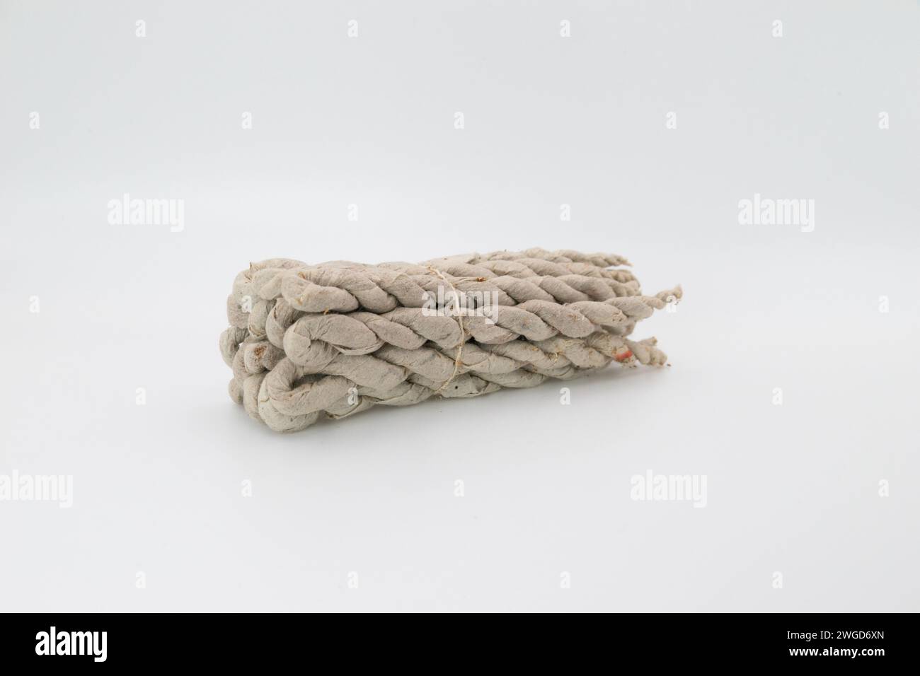 Ein Bündel Räucherstäbchen aus Himalaya-Kräutern auf weißem Hintergrund Stockfoto