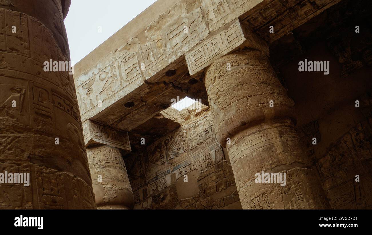 Ägyptische Hieroglyphen im Karnak-Tempel in Luxor, Ägypten Stockfoto