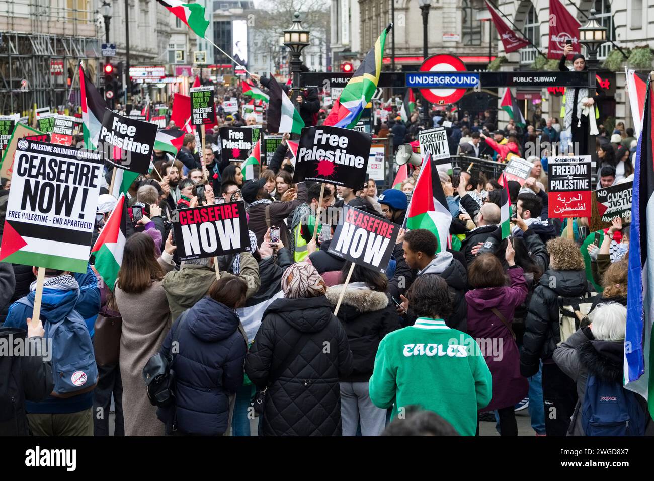 London, Großbritannien - 3. Februar 2024 - Demonstranten am Piccadilly Circus rufen zu einem Waffenstillstand in Gaza auf. März organisiert von der palästinensischen Solidaritätskampagne. Stockfoto