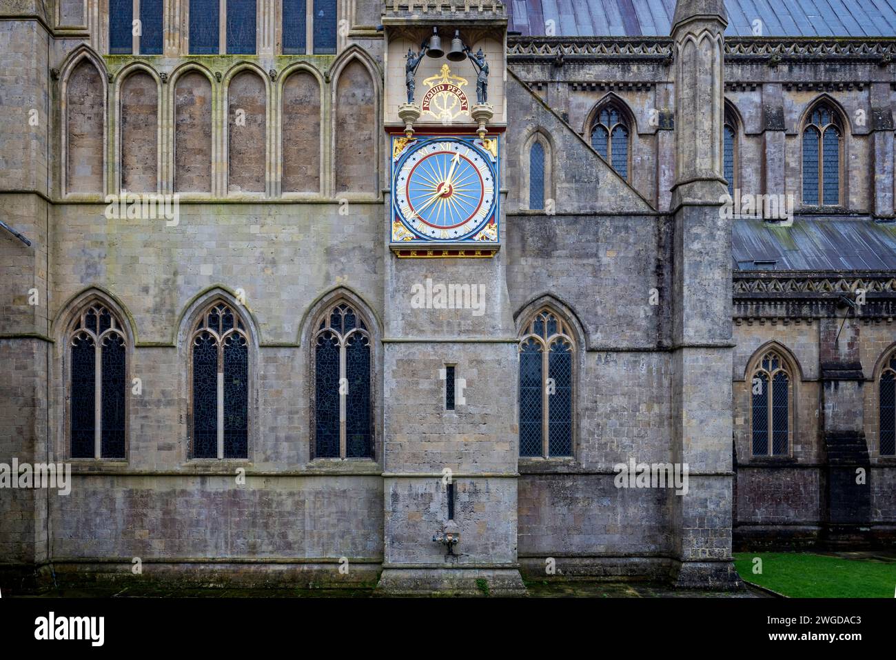 Die restaurierte äußere Uhr der Wells Cathedral astronomische Uhr mit Glocken in Wells, Somerset, Großbritannien am 4. Februar 2024 Stockfoto
