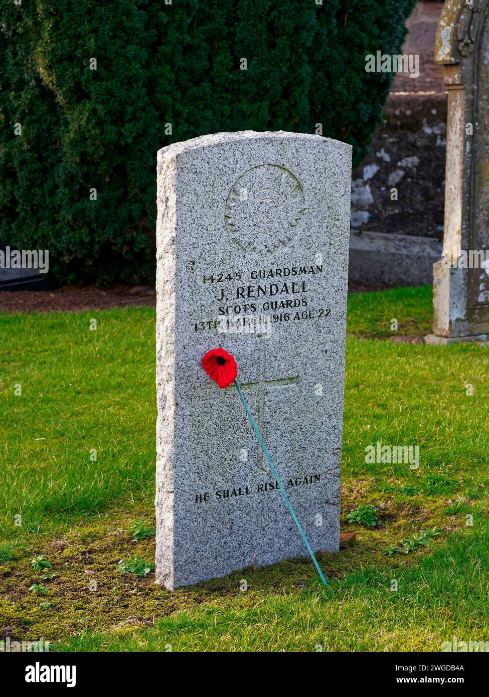 Der Grabstein von J Rendall a Scots Guards, der 1916 im Ersten Weltkrieg starb und in der Fettercairn Parish Church begraben liegt. Stockfoto