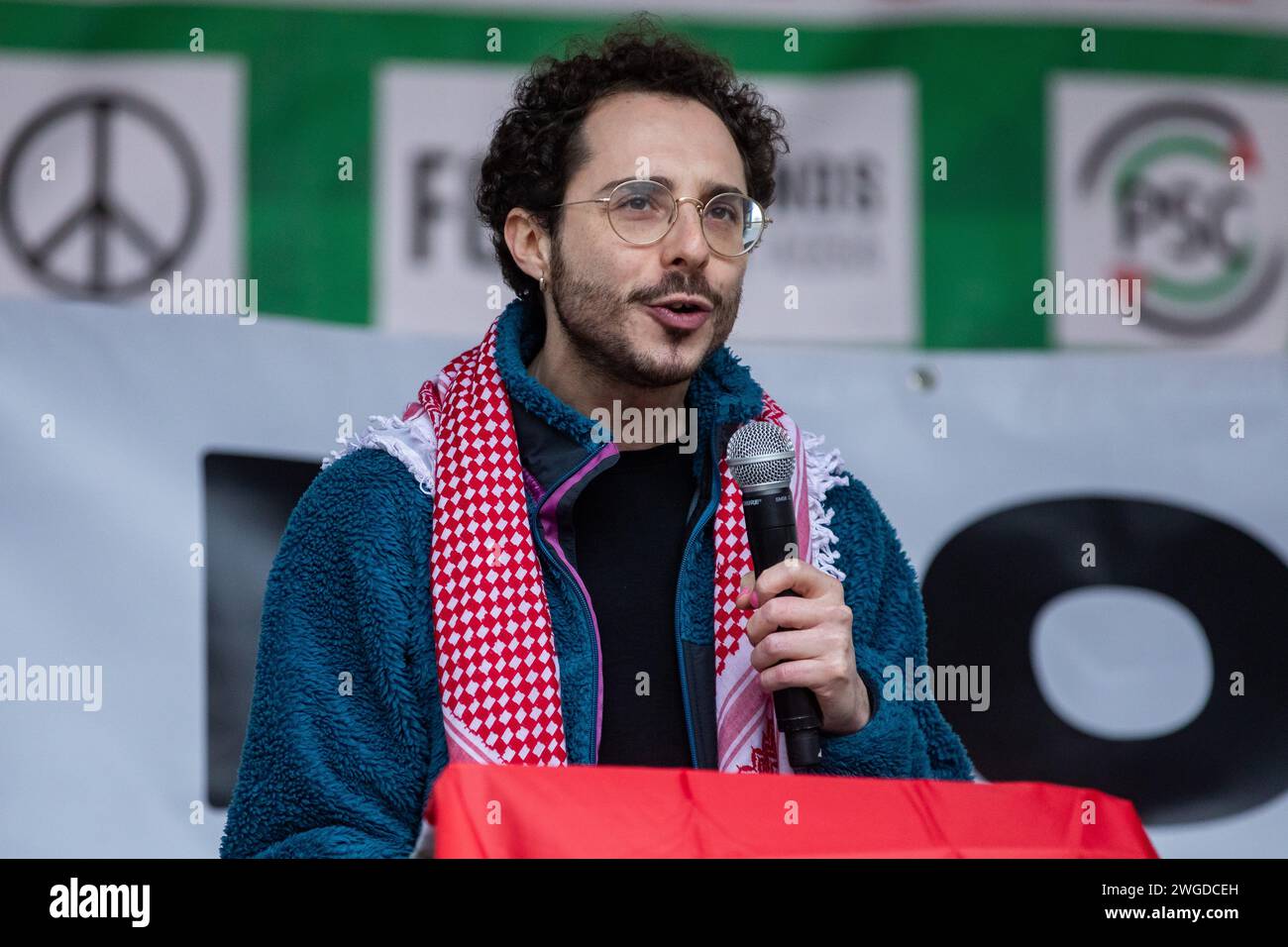 London, Großbritannien. Februar 2024. Max Gerber von Juden gegen Völkermord spricht während einer Kundgebung an Zehntausende pro-palästinensische Demonstranten in Whitehall, um einen sofortigen Waffenstillstand in Gaza und ein Ende der israelischen Besatzung zu fordern. Die Veranstaltung wurde von der palästinensischen Solidaritätskampagne, der Stop the war Coalition, den Friends of Al-Aqsa, der Muslimischen Vereinigung Großbritanniens, dem Palästinensischen Forum in Großbritannien und der CND organisiert. Quelle: Mark Kerrison/Alamy Live News Stockfoto