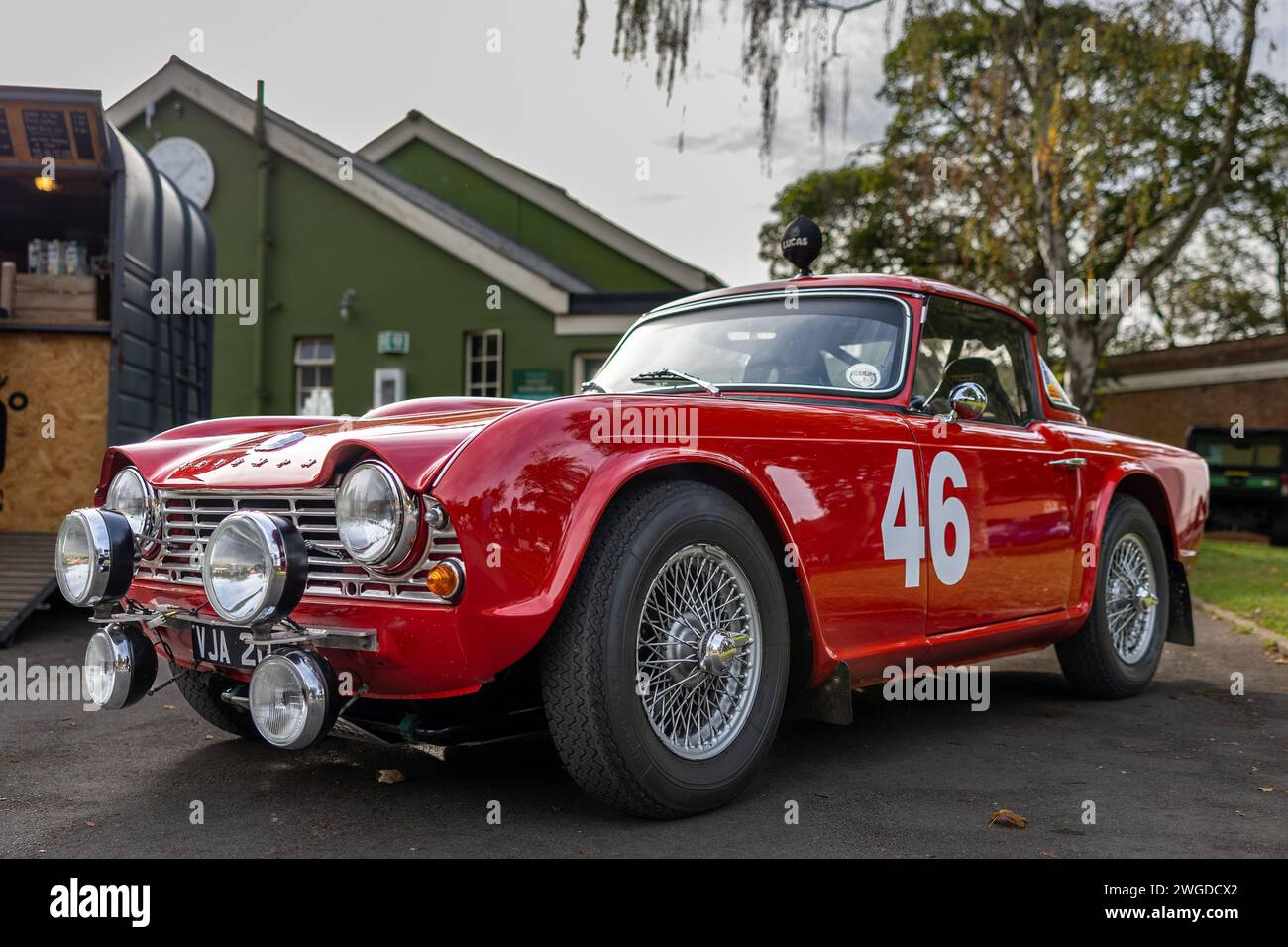 Triumph TR4, ausgestellt im Bicester Heritage Scramble am 8. Oktober 2023. Stockfoto