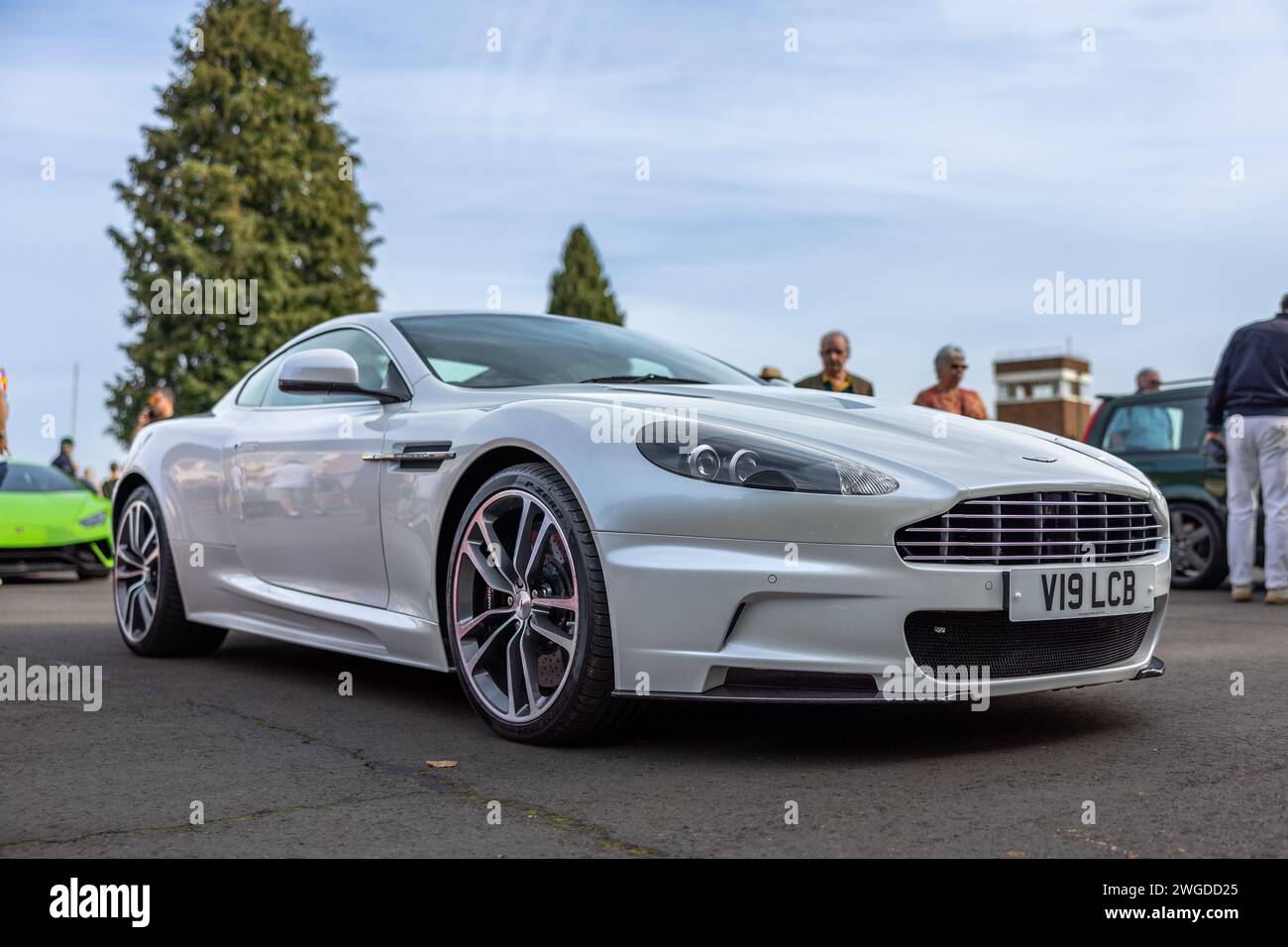 2011 Aston Martin DBS V12, ausgestellt im Bicester Heritage Scramble am 8. Oktober 2023. Stockfoto
