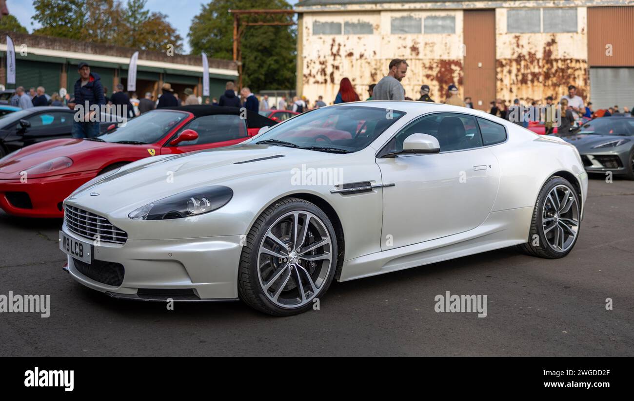 2011 Aston Martin DBS V12, ausgestellt im Bicester Heritage Scramble am 8. Oktober 2023. Stockfoto