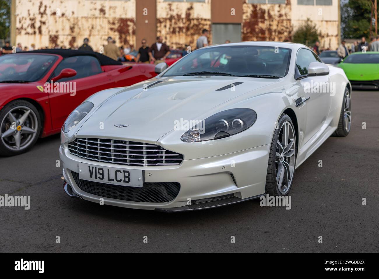 2011 Aston Martin DBS V12, ausgestellt im Bicester Heritage Scramble am 8. Oktober 2023. Stockfoto