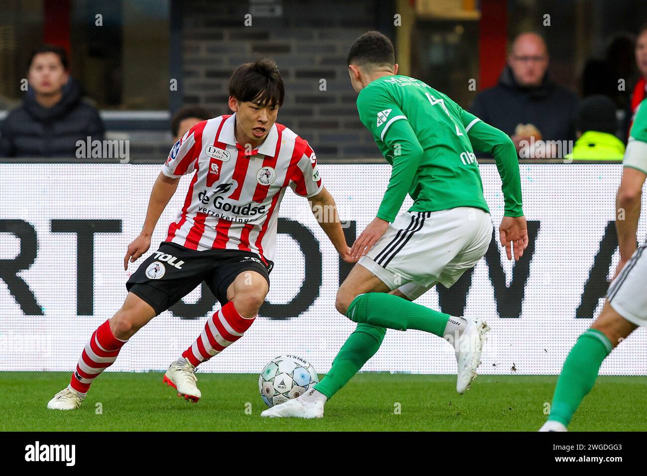 Rotterdam, Niederlande. Februar 2024. ROTTERDAM, NIEDERLANDE - 4. FEBRUAR: Koki Saito von Sparta Rotterdam wird am 4. Februar 2024 im Sparta-stadion Het Kasteel in Rotterdam von Younes Namli von PEC Zwolle im niederländischen Eredivisie-Spiel zwischen Sparta Rotterdam und PEC Zwolle herausgefordert. (Foto: Hans van der Valk/Orange Pictures) Credit: dpa/Alamy Live News Stockfoto