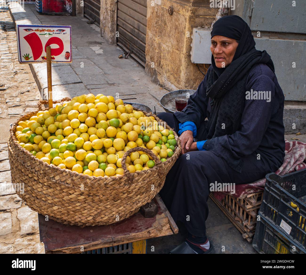 Ägyptische Frau, die Zitronen in der Moez Street in Fatimid oder dem mittelalterlichen Kairo verkauft Stockfoto