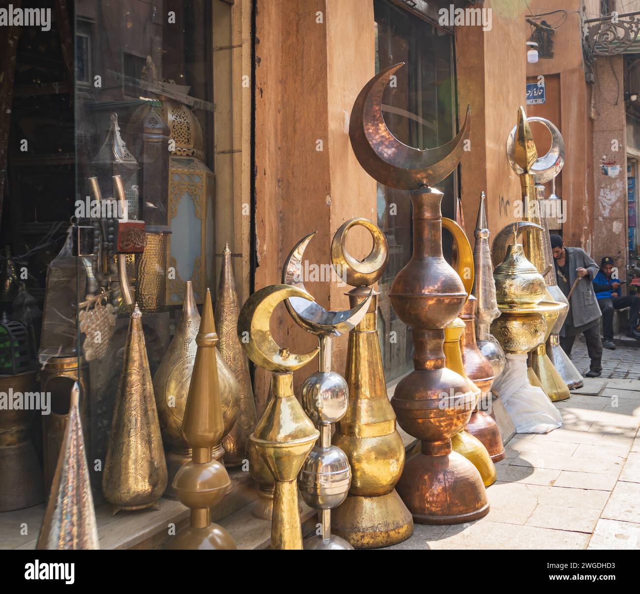 Halbmondförmige Metallplatten aus Kupfer oder Bronze für die Minarette von Moscheen, die auf dem mittelalterlichen Markt in Kairo, Ägypten, verkauft werden Stockfoto