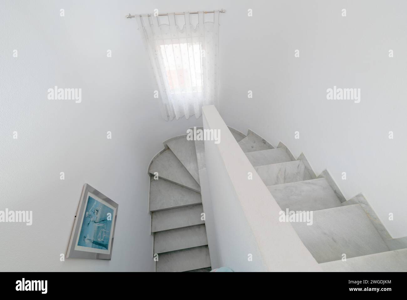 Ein Bild einer geschwungenen Treppe in einer mediterranen Wohnung Stockfoto