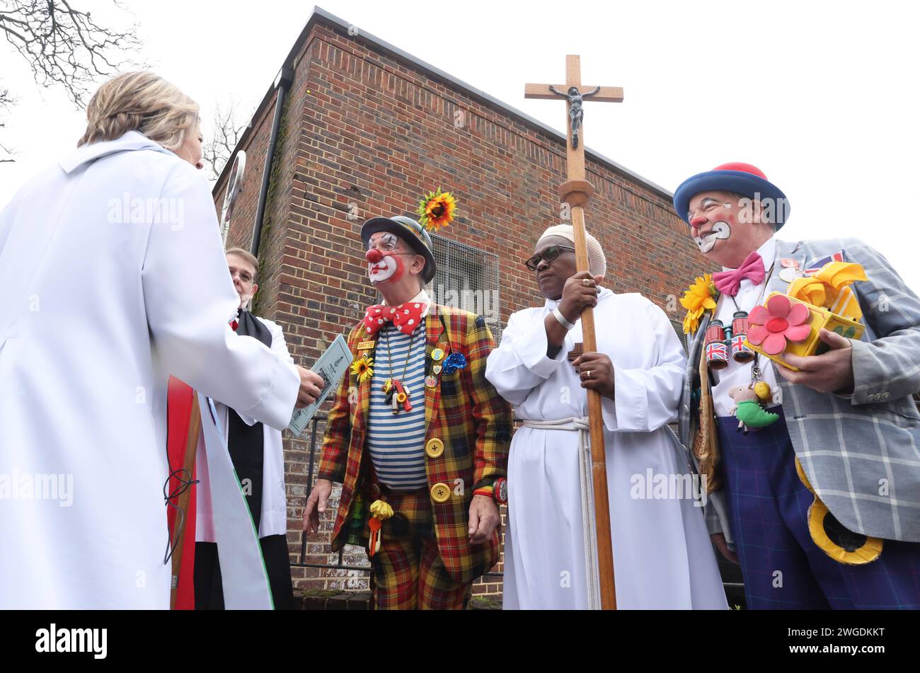 London, Großbritannien. Februar 2024. Im 78. Jahr besuchen Clowns die All Saints Church in Haggerston in East London, um den wunderbaren und farbenfrohen Grimaldi Clowns-Gottesdienst zu feiern und sich an das Leben kürzlich verstorbener Clowns zu erinnern und den König der Clowns Joseph Grimaldi (1778-1837) zu ehren. Kredit : Monica Wells/Alamy Live News Stockfoto